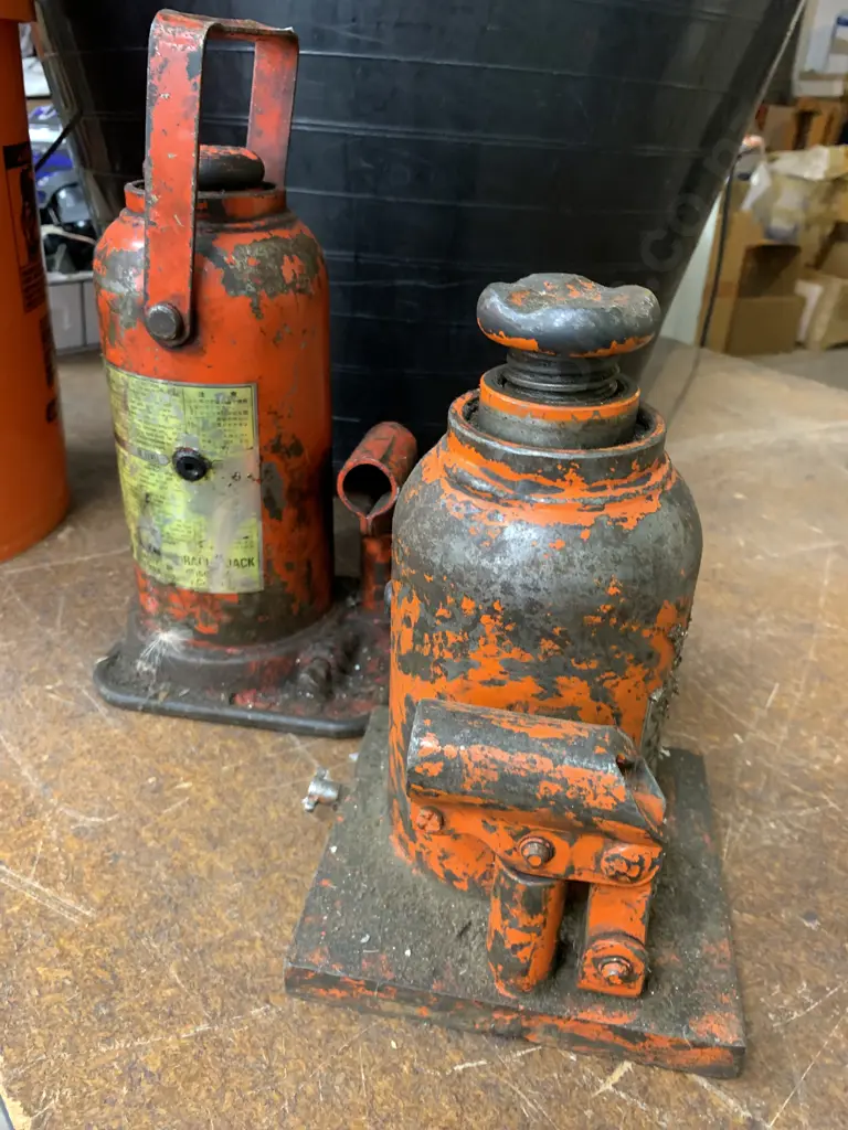 Hino 15 Bottle Jack And a Orange Bottle Jack (No Handles) Image 1++