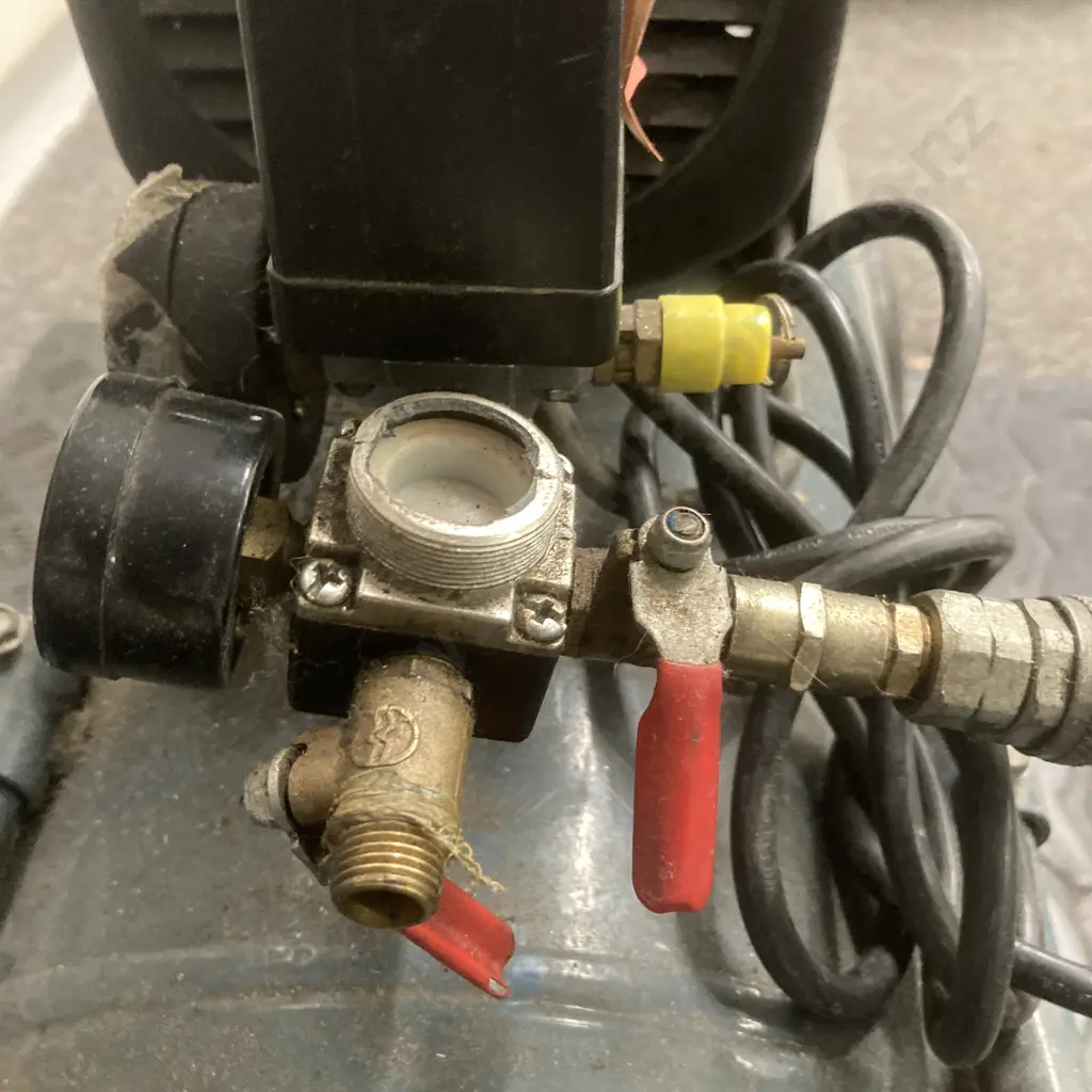 BlackRidge BAC120 Air Compressor (Needs A Regulator) Image 1++