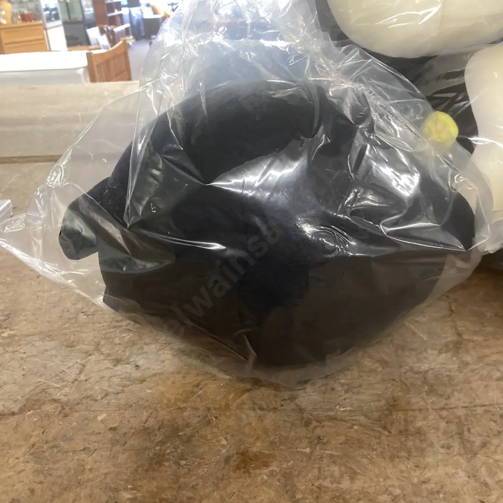 Lot Of Six New Penguin Playmates Perfection Souvenirs By Hansen & Berry Ltd Image 1++