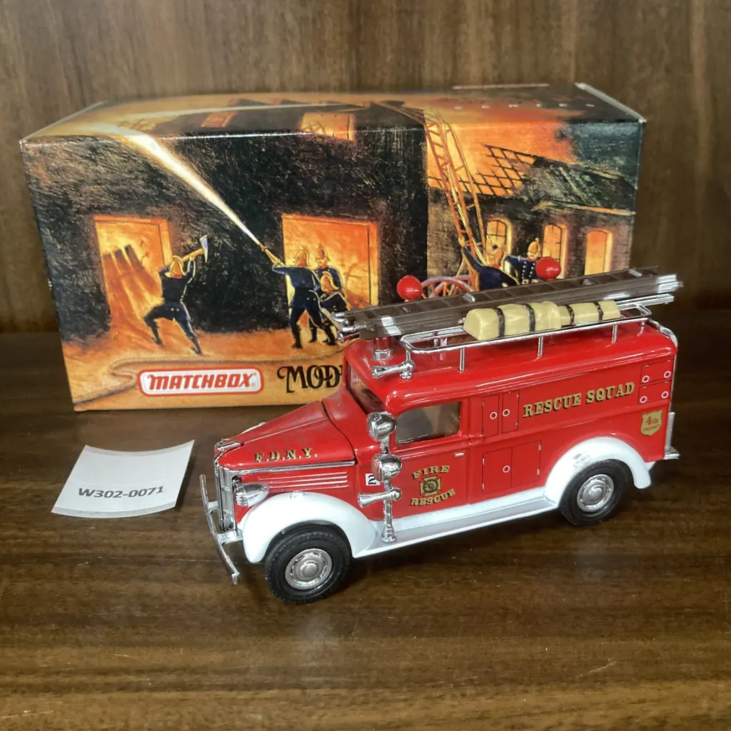 Matchbox YFE10 1937 GMC Rescue Squad Van Image 1++
