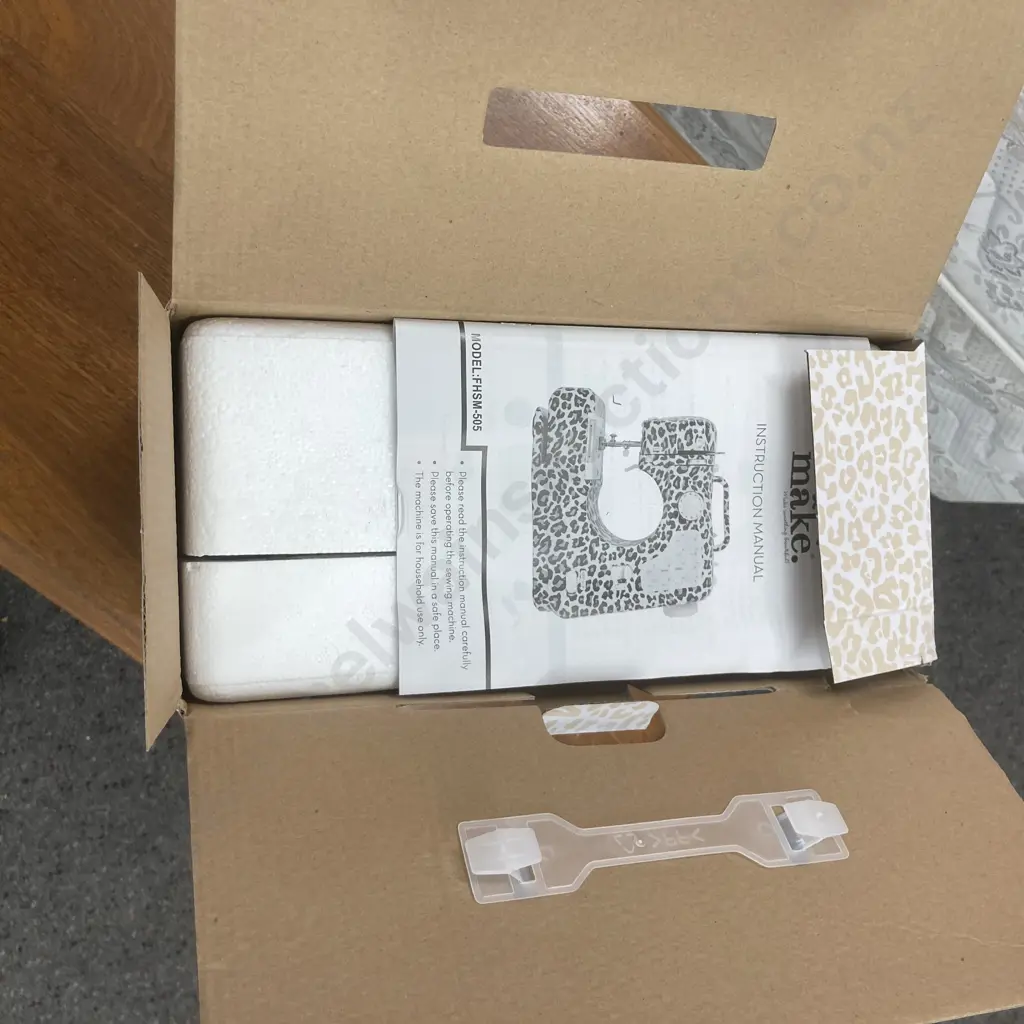 Sew & Make Leopard Print Sewing machine In Box Image 1++