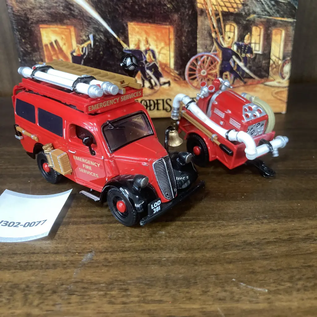 Matchbox Fire Engine Series YFE18 1950 Ford E83W Van Image 1++