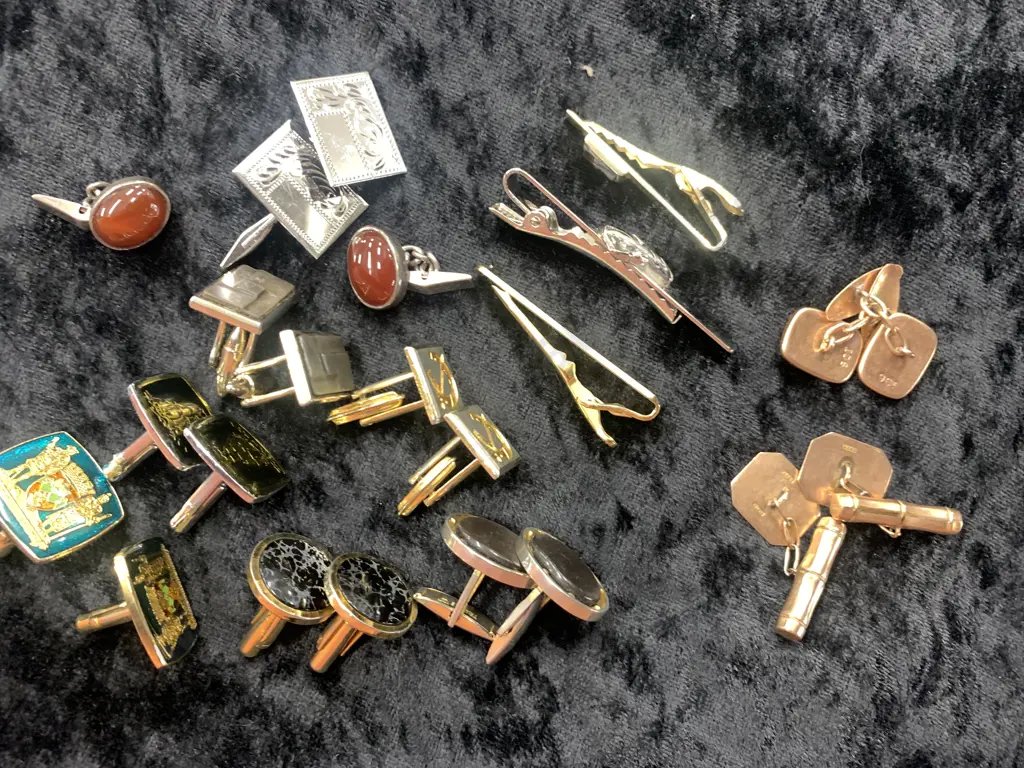 Assortment Of Cuff links And Tie Pins Including 9 ct Image 1++