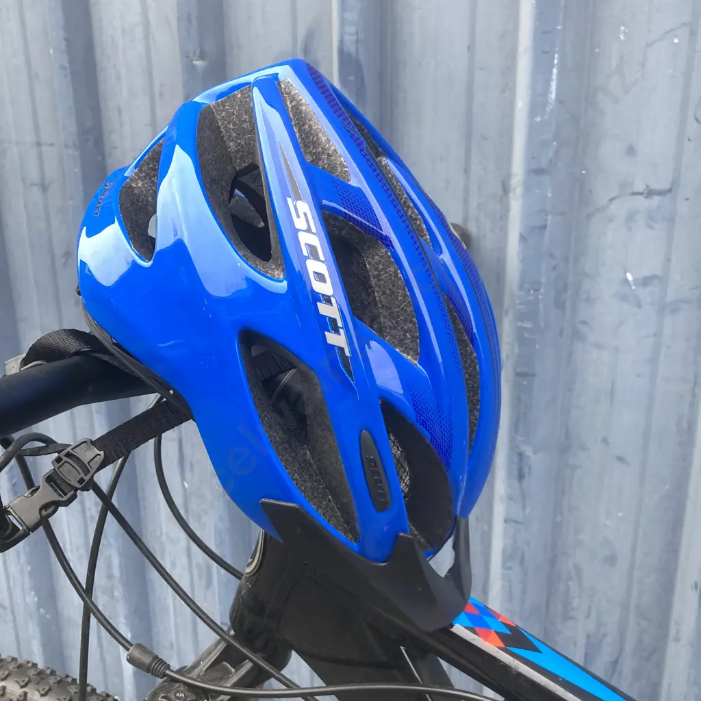 Avanti ADT L6 Montari 4 Bike With a Scott Helmet Image 1++