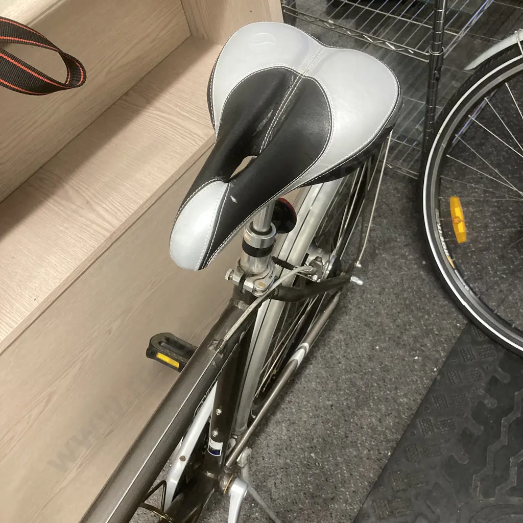 Mens Giant Cypress City Bike With a Bell 54-61cm Helmet Image 1++