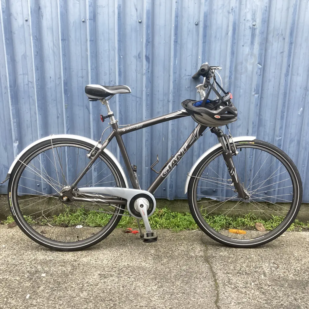 Mens Giant Cypress City Bike With a Bell 54-61cm Helmet Image 1++