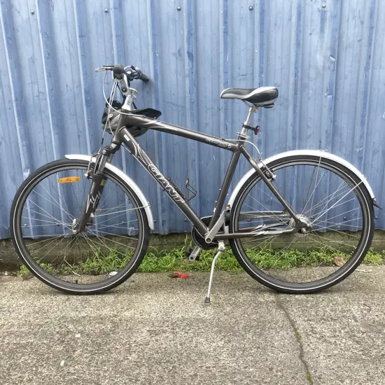 Mens Giant Cypress City Bike With a Bell 54-61cm Helmet