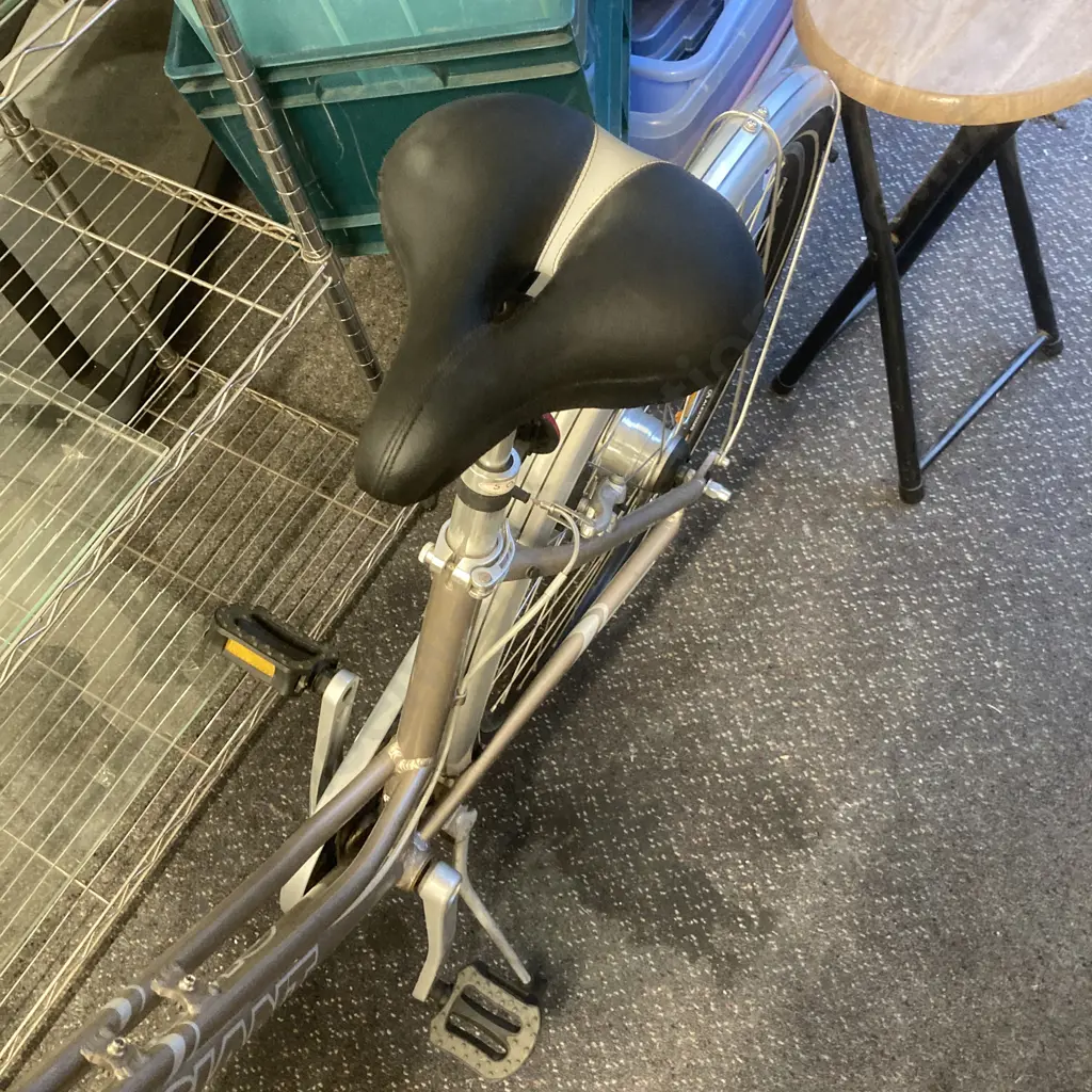 Ladies Giant Cypress City Bike With Basket & A Bell 54-61cm Helmet Image 1++