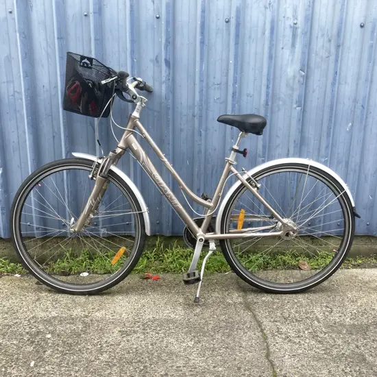 Ladies Giant Cypress City Bike With Basket & A Bell 54-61cm Helmet