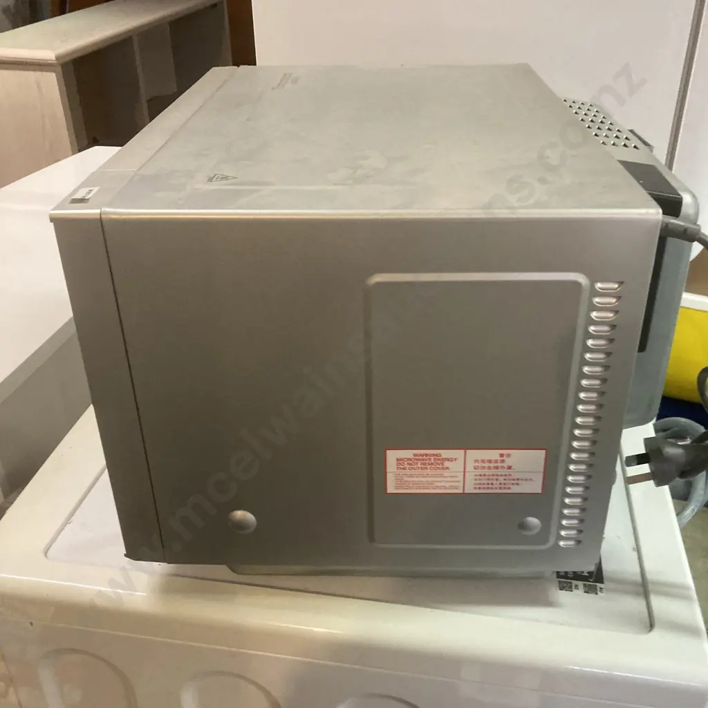 Panasonic 27L 3-In-1 Flatbed Convection Microwave Oven, Model NN-CF770M (Missing Feet) Image 1++