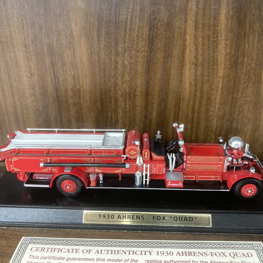 Matchbox Models of Yesteryear 1930 Ahrens-fox Fire Engine YSFE01 With Display Base Image 1++