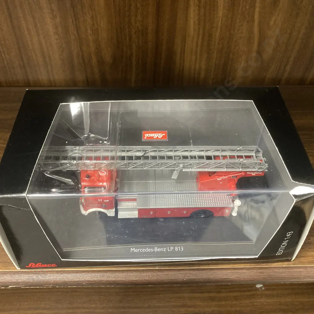Schuco Mercedes-Benz LP813 Fire Engine 1:43 Image 1++
