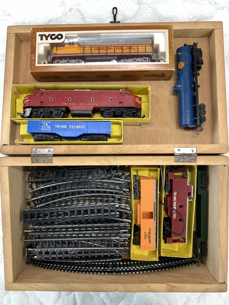 Traing Railways, Trains, Track, Controller & Tyco Union Pacific Carriage In Wooden Box Image 1++