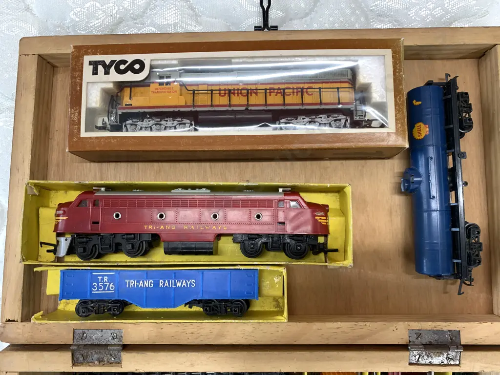 Traing Railways, Trains, Track, Controller & Tyco Union Pacific Carriage In Wooden Box Image 1++