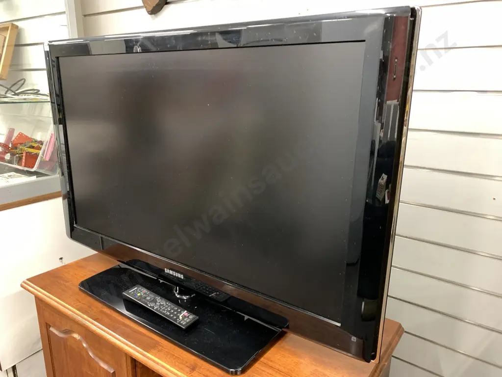 Samsung 40" TV With Remote,  Model LA40N81B Image 1++