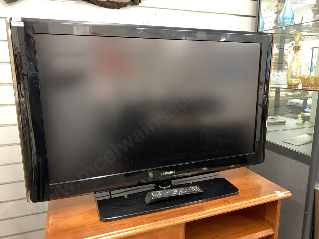 Samsung 40" TV With Remote,  Model LA40N81B Image 1++