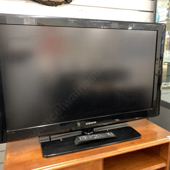 Samsung 40" TV With Remote,  Model LA40N81B