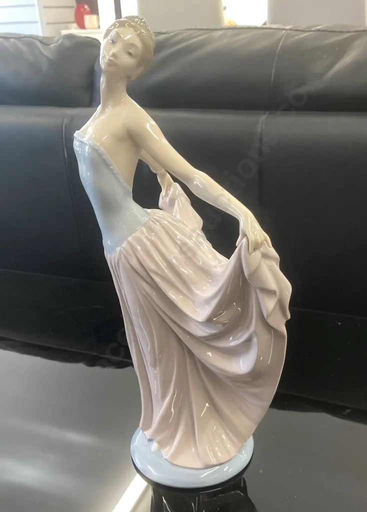 Vintage Lladro "Dancer" Figurine, Stamped B-19 MY, 30 x 18cm, Retired Image 1++