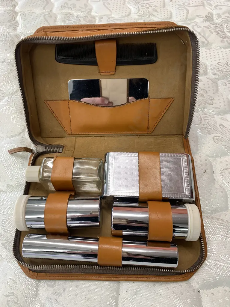 Vintage Mens Travel Pack In Leather Case Image 1++