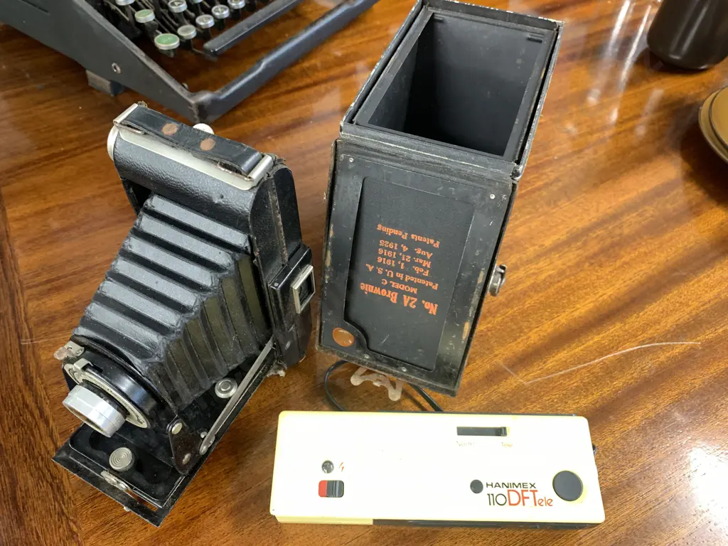 Assorted Vintage Cameras, Kodak Folding Brownie, Six-20, 2A Kodak Brownie #116, Hanimex 110 Image 1++