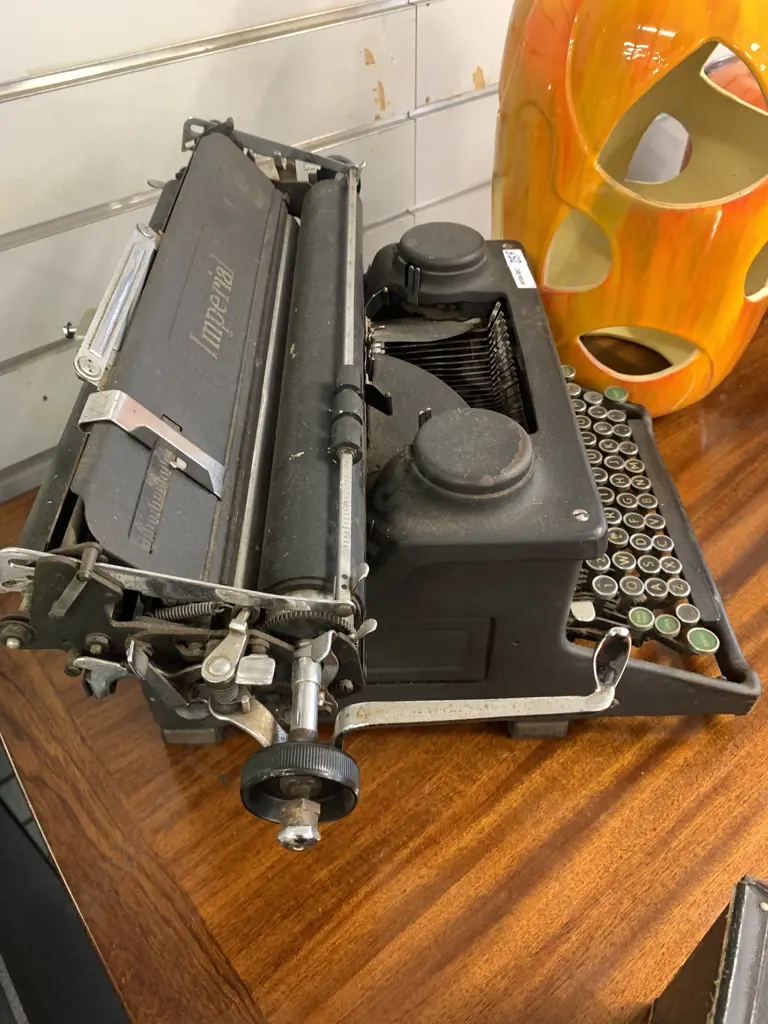 Vintage Imperial 58 Typewriter Image 1++