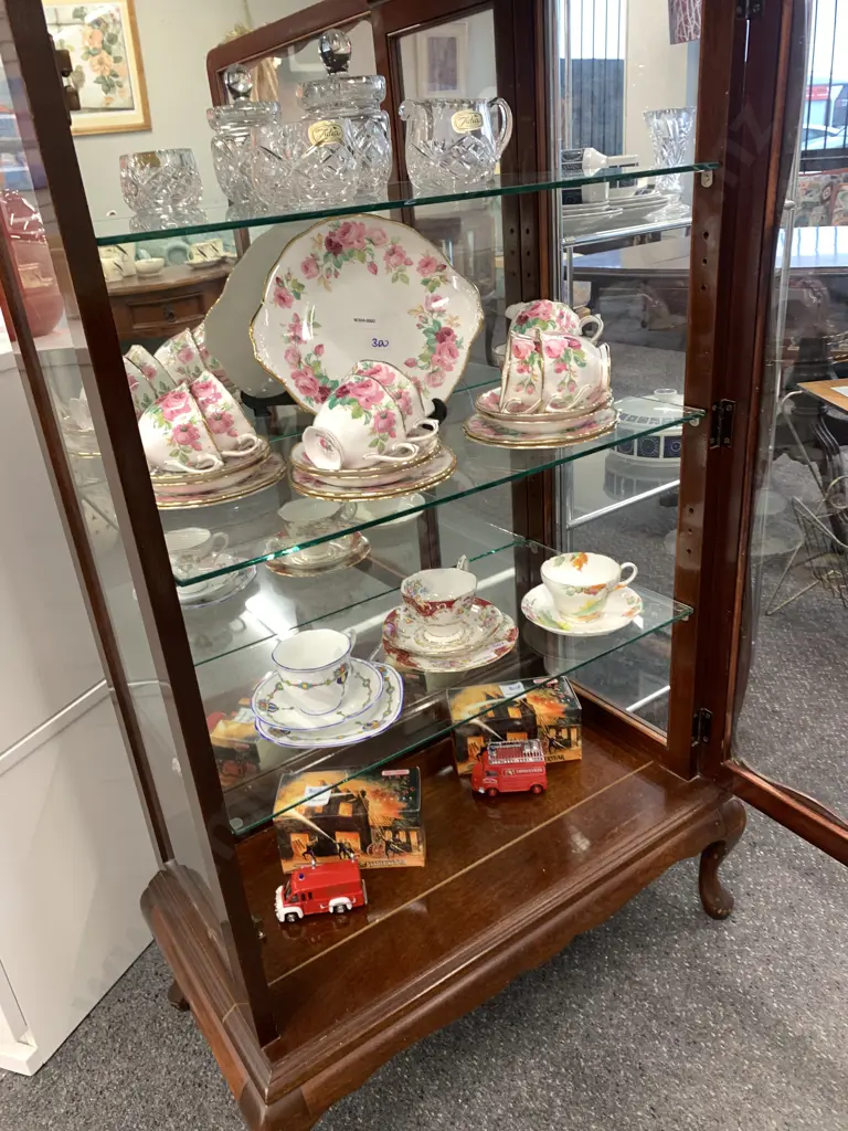 Mahogany China Display Cabinet, 3 Glass Shelves, Mirror Backed, Cab Legs, H120 W70 D38cm Image 1++