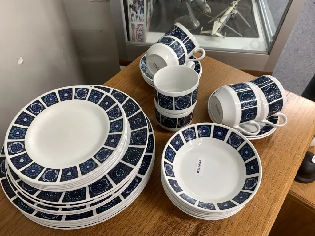 Vintage Midwinter Marquis Of Queensbury Madeira Pattern 35 Piece Dinner Set (1 Large Plate Missing) Image 1++