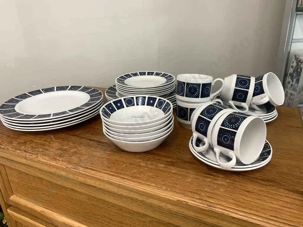 Vintage Midwinter Marquis Of Queensbury Madeira Pattern 35 Piece Dinner Set (1 Large Plate Missing) Image 1++