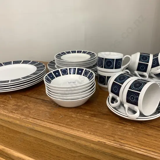 Vintage Midwinter Marquis Of Queensbury Madeira Pattern 35 Piece Dinner Set (1 Large Plate Missing)