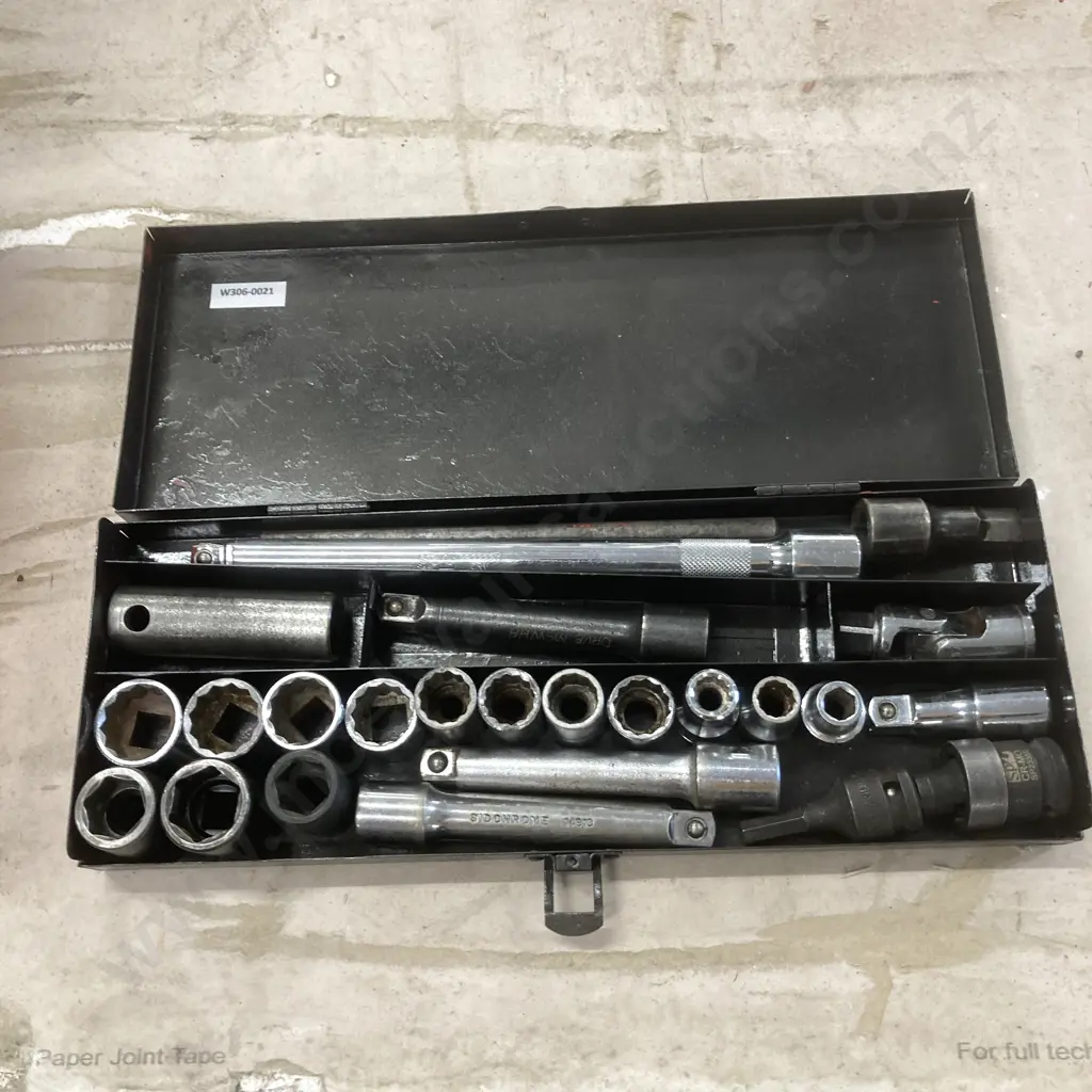 Assorted Sockets In Steel Case Image 1++