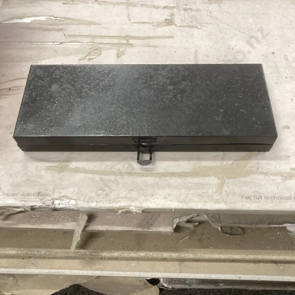 Assorted Sockets In Steel Case Image 1++