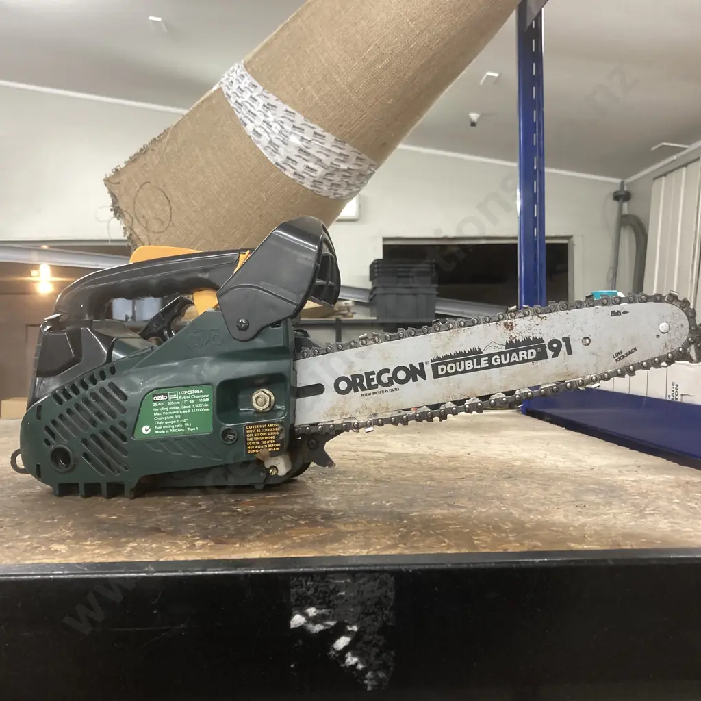 Ozito OZPCS305A Petrol Chainsaw, 25.4cc Image 1++