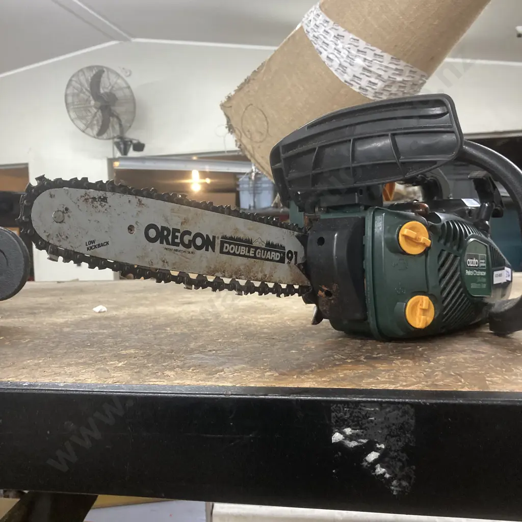 Ozito OZPCS305A Petrol Chainsaw, 25.4cc Image 1++