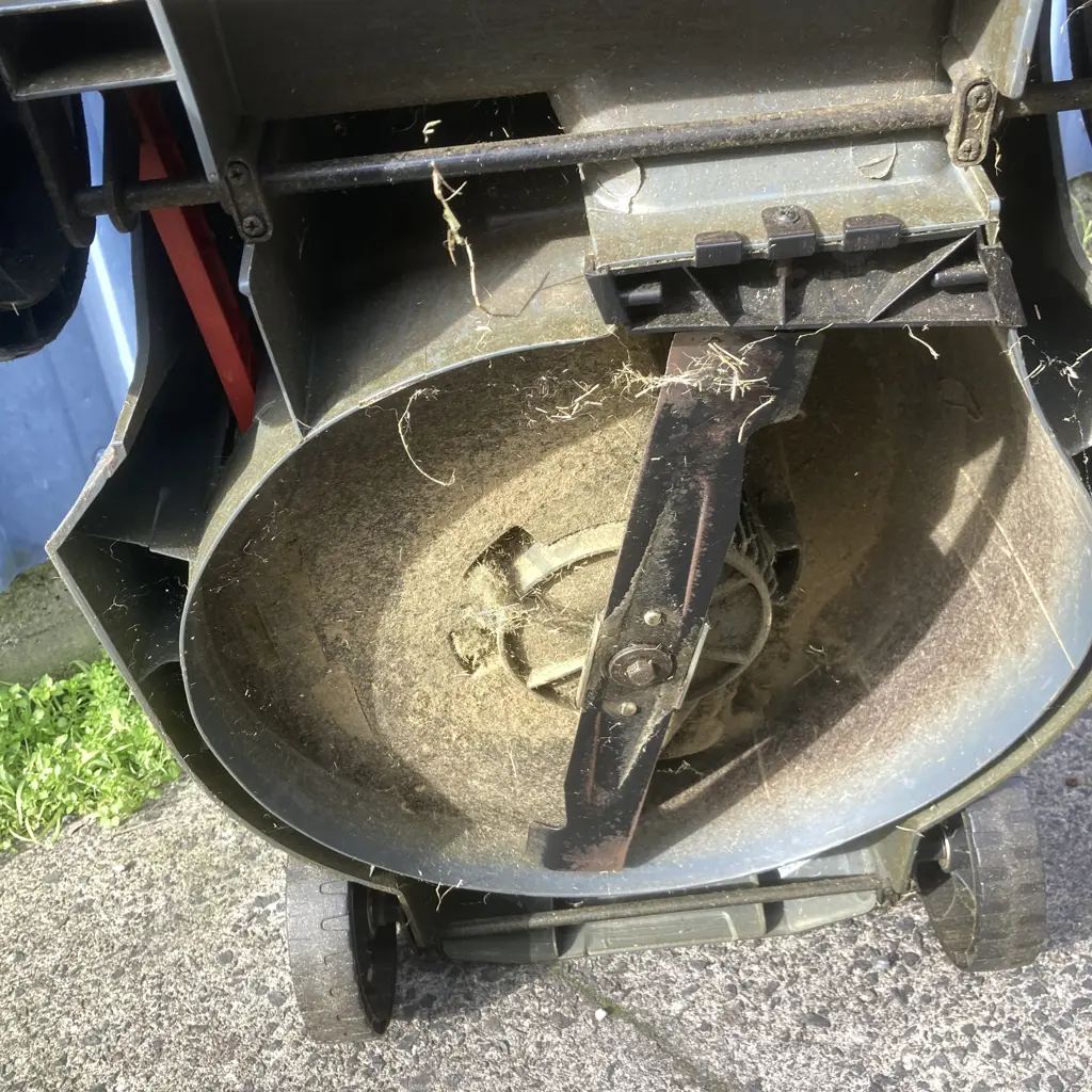 Ozito EcoMow Electric Mower With Catcher, 1800W, 420mm, 42Lire Image 1++