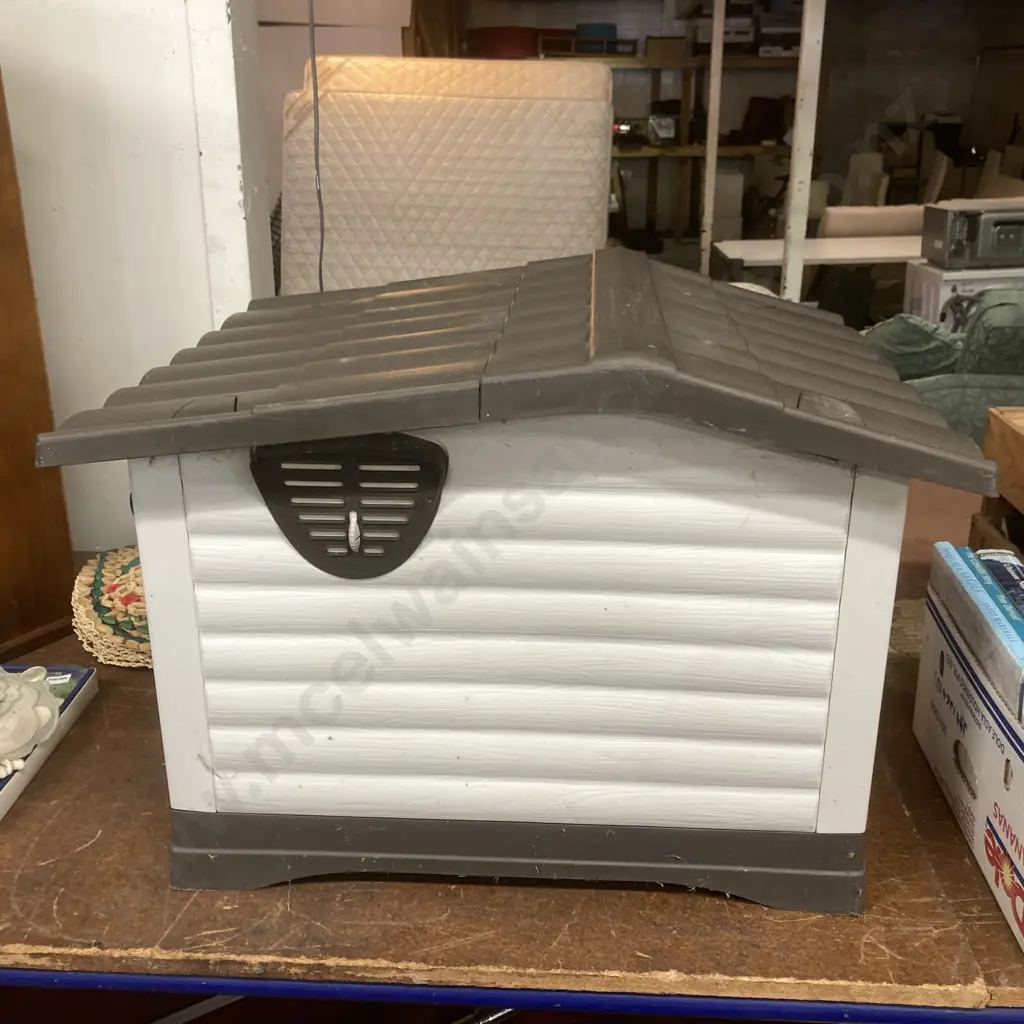 Small Ferplast Brand Plastic Indoor / Outdoor Dog Kennel / Cat House, H44 W62 D43cm Image 1++