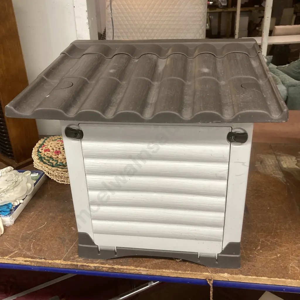 Small Ferplast Brand Plastic Indoor / Outdoor Dog Kennel / Cat House, H44 W62 D43cm Image 1++