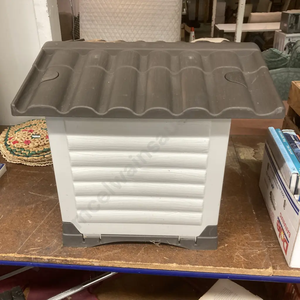 Small Ferplast Brand Plastic Indoor / Outdoor Dog Kennel / Cat House, H44 W62 D43cm Image 1++