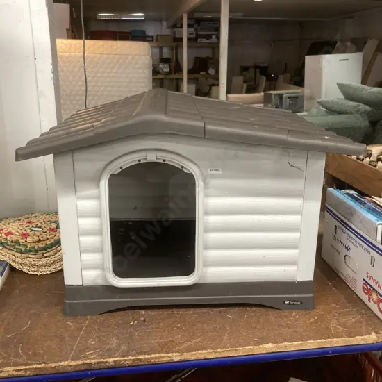 Small Ferplast Brand Plastic Indoor / Outdoor Dog Kennel / Cat House, H44 W62 D43cm