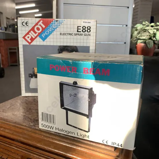 Pilot Electric Spray Gun E88 & 500 Watt Power Beam Halogen Light