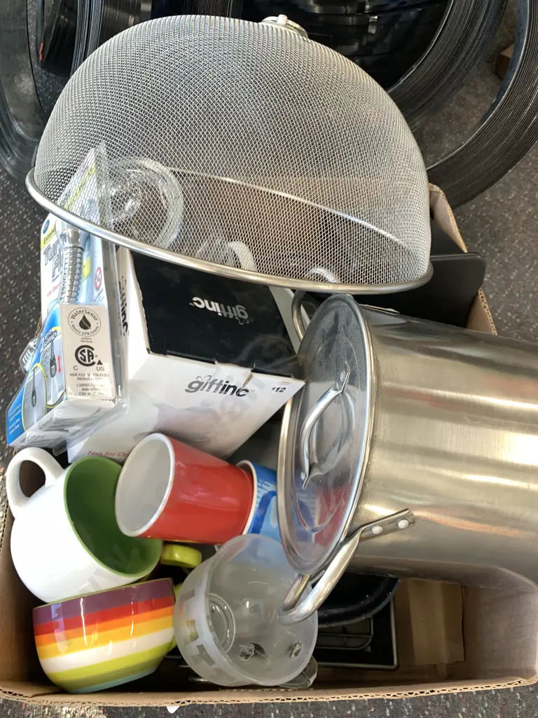 Box Lot Of Kitchen Ware Items Including Stock Pot, Bake Ware, Gift Set Etc  Image 1++