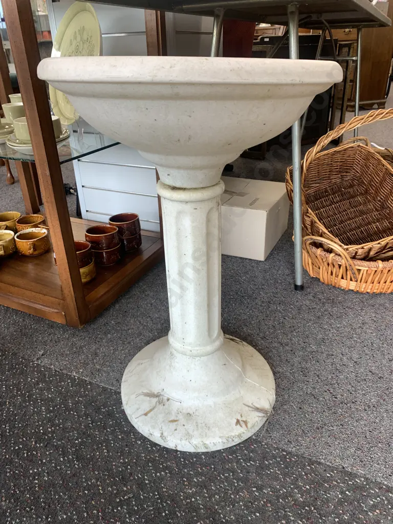 White Plastic Freestanding Bird bath, 64 x 43cm Image 1++