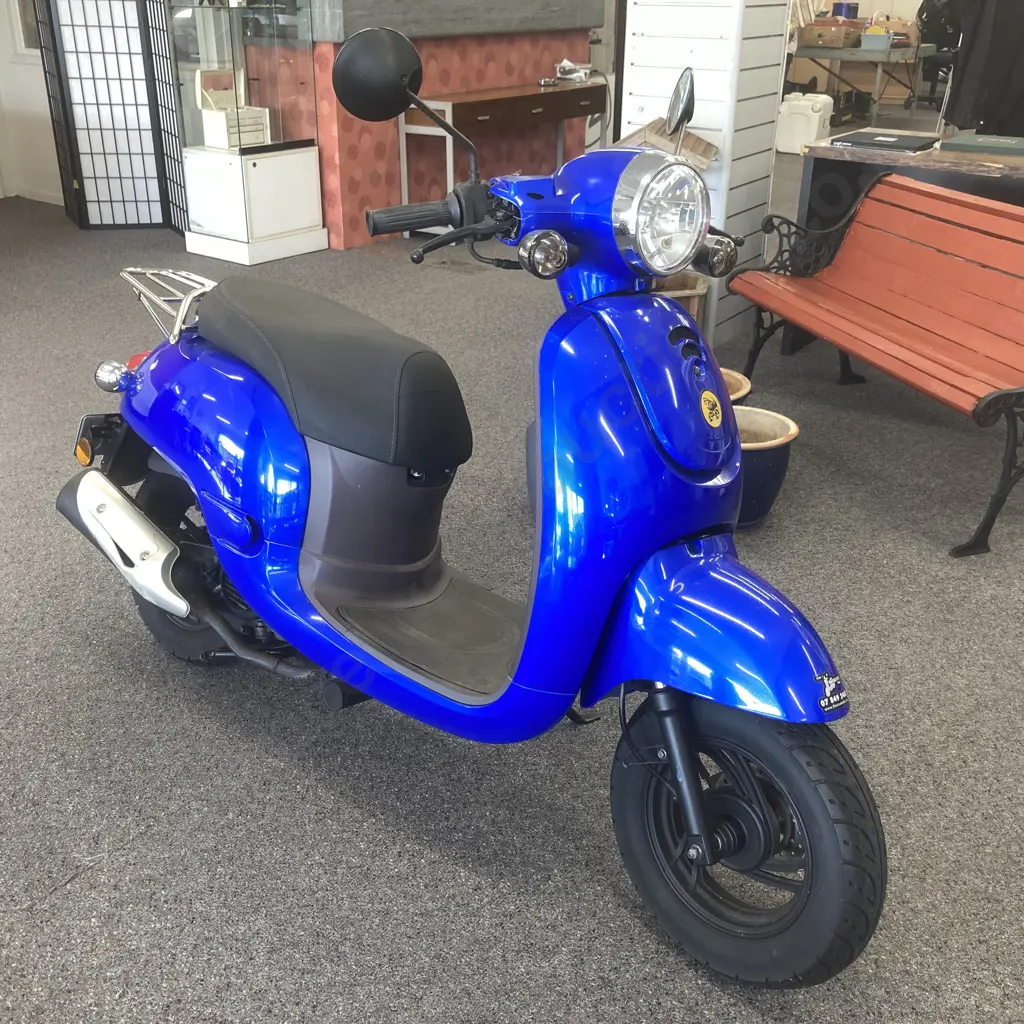 2019 ZNEN Honey Bee Motor Scooter, Rego 3/8/2022, 2227 Miles, ZN50QT-51A (Stored For Last 12 Months Sold As Is Where Is) Image 1++