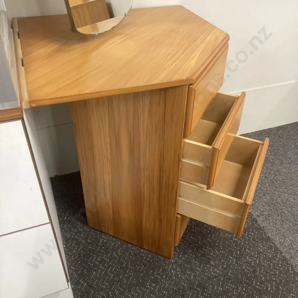 Rimu Effect 4 Drawer Corner Dressing Table With Mirror & Recessed Handles, H170 W94 D67cm Image 1++