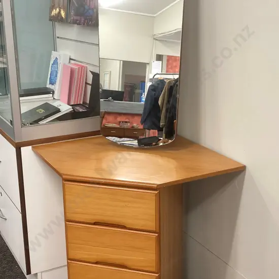 Rimu Effect 4 Drawer Corner Dressing Table With Mirror & Recessed Handles, H170 W94 D67cm