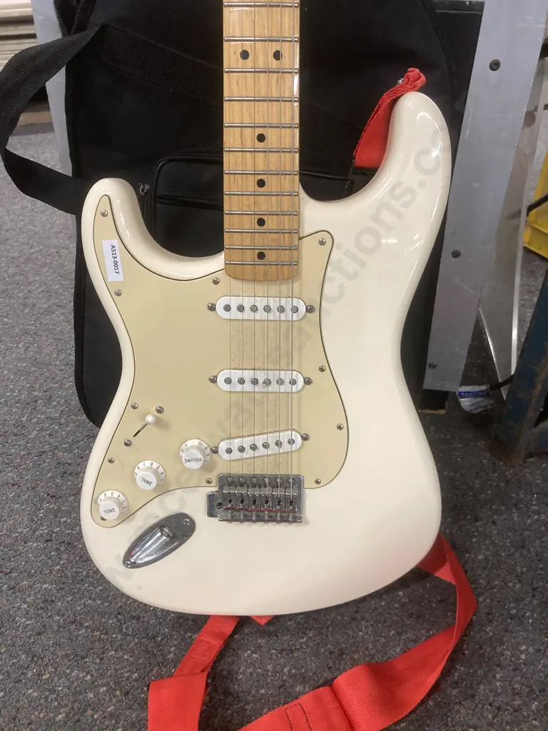 LH Cream Fender Stratocaster MX12216077 (Mexico) With Padded Guitar Case Image 1++