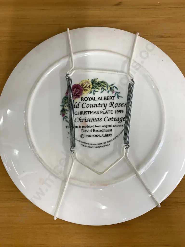 Royal Albert 'Old Country Roses' Christmas Cottage 1999 Collectors Plate Diam 21cm Image 1++