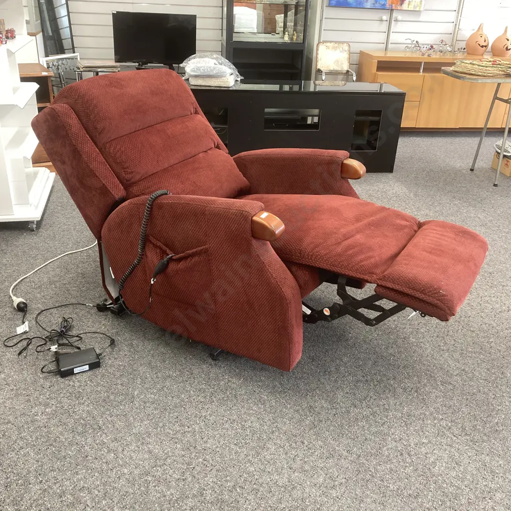 La-Z-Boy Napier Lift Chair, Burgundy Fabric Image 1++
