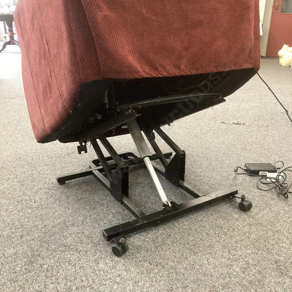 La-Z-Boy Napier Lift Chair, Burgundy Fabric Image 1++