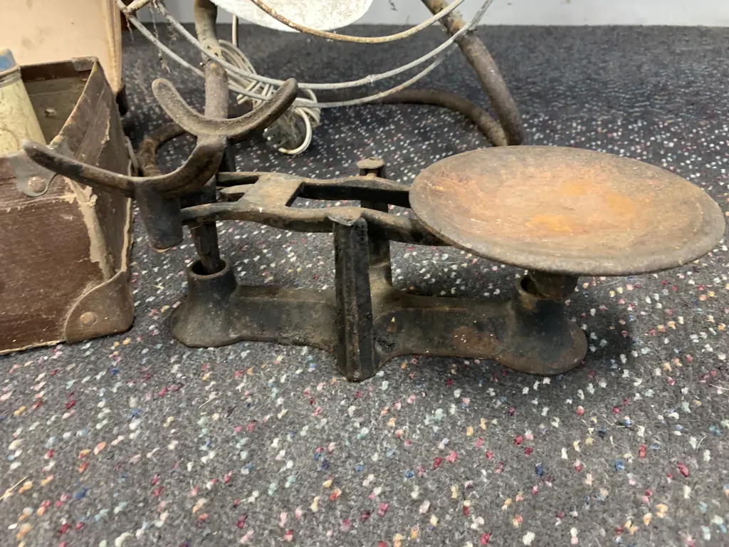 Vintage Wise Craft Suitcase With Cannisters, Scale Base & Kinetic Fan Image 1++