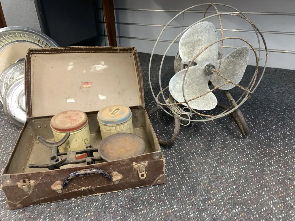 Vintage Wise Craft Suitcase With Cannisters, Scale Base & Kinetic Fan Image 1++